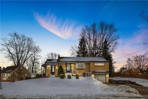 Photo of 2 Hallmark Dr, Verona, PA 15235 (MLS # 1739716)