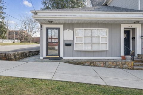 Photo of 108 S Saint Clair St #B, Ligonier, PA 15658 (MLS # 1740779)