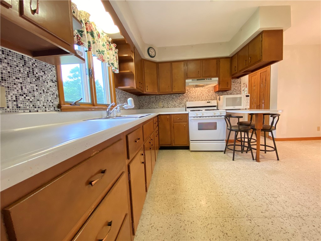 Hempfield Twp - Mer, Pennsylvania 16125, United States, 3 Bedrooms Bedrooms, ,1 BathroomBathrooms,Residential,Contingent,133559