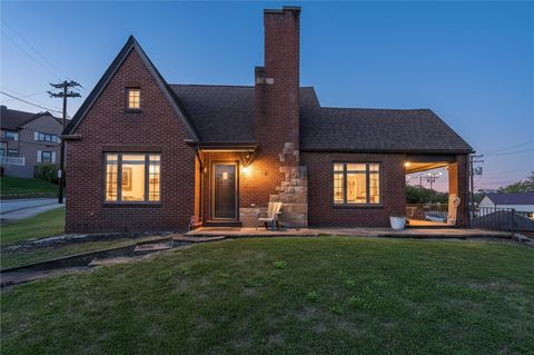 Photo of 100 Grandview Way, Charleroi, PA 15022 (MLS # 1726549)