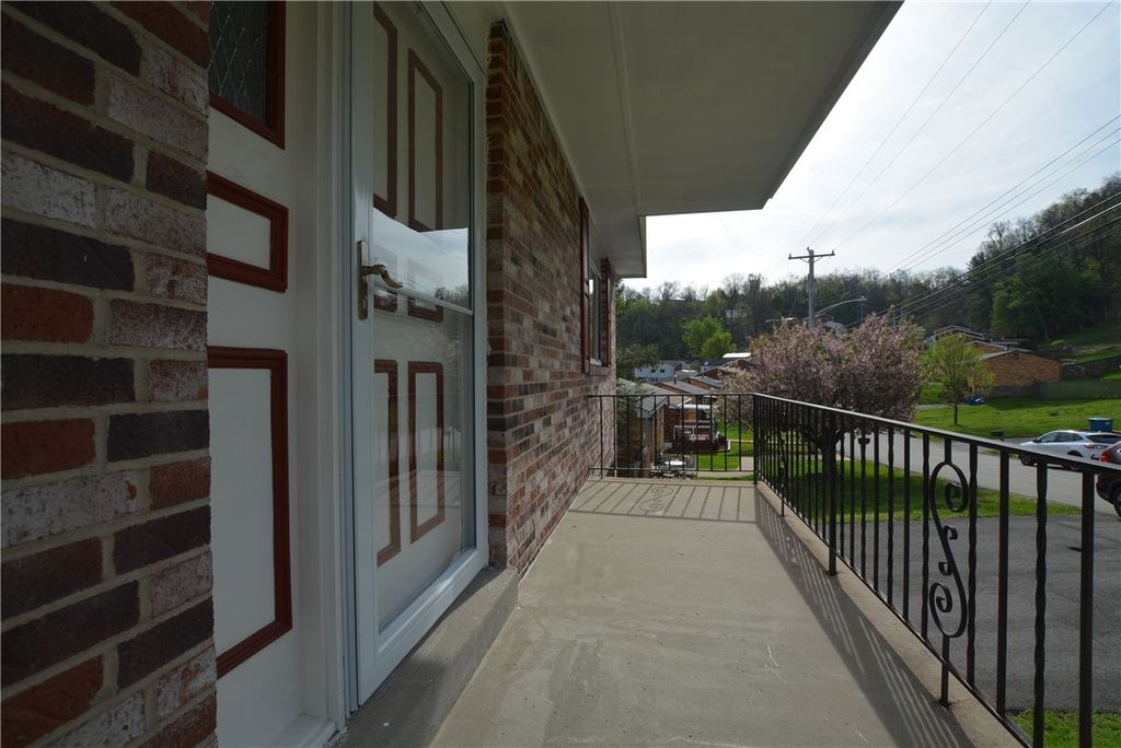 Photo of 229 Springwood Dr, Verona, PA 15147 (MLS # 1749001)