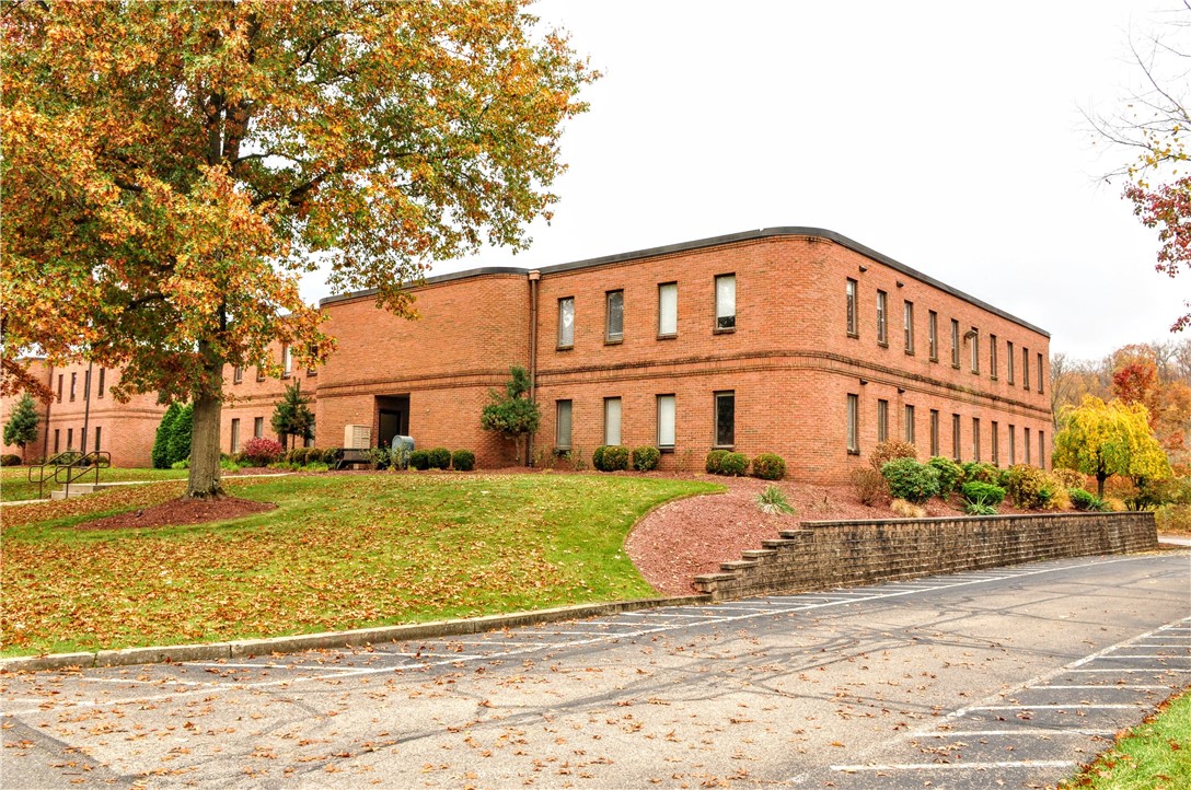Photo 1 of 21 — 2550 Boyce Plaza Rd, Upper St Clair, PA 15241