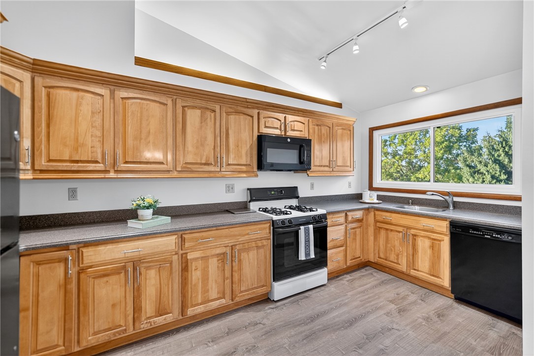 Coraopolis, Pennsylvania 15108, United States, 3 Bedrooms Bedrooms, ,3 BathroomsBathrooms,Residential,Pending,210822