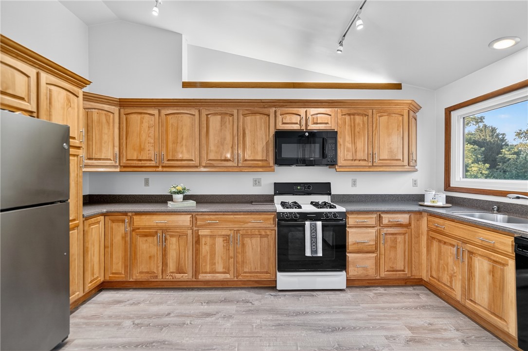 Coraopolis, Pennsylvania 15108, United States, 3 Bedrooms Bedrooms, ,3 BathroomsBathrooms,Residential,Pending,210822