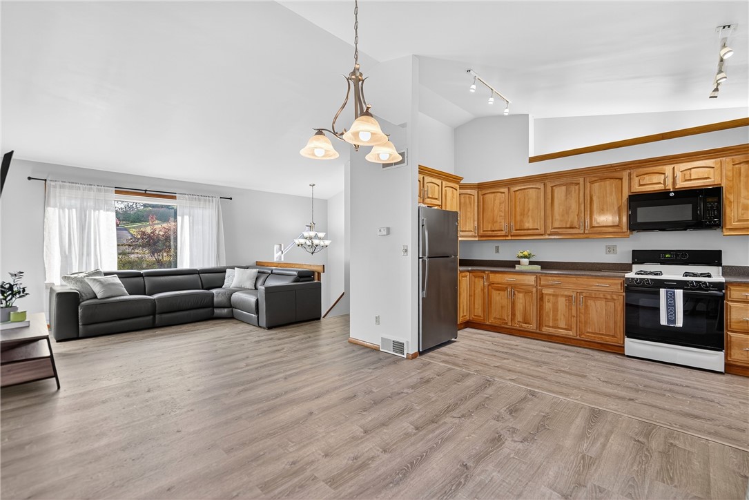 Coraopolis, Pennsylvania 15108, United States, 3 Bedrooms Bedrooms, ,3 BathroomsBathrooms,Residential,Pending,210822