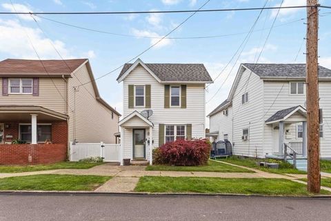 Photo of 406 W Smithfield St, Mount Pleasant, PA 15666 (MLS # 1751653)