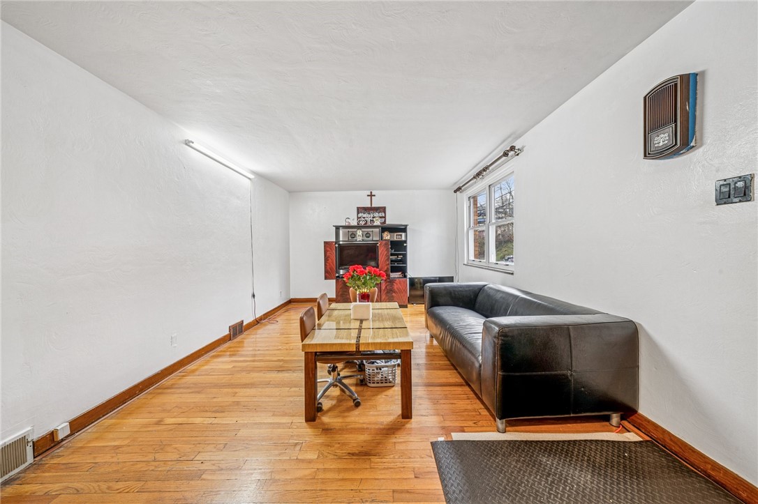 1523 Dagmar Ave