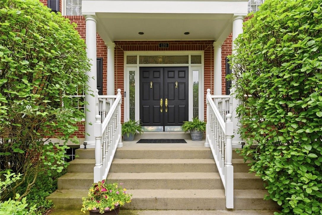 120 Lyndhurst Circle