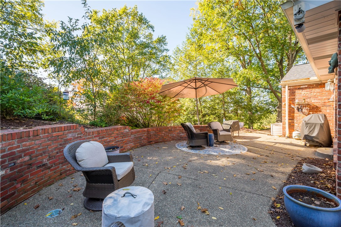 Upper St. Clair, Pennsylvania 15241, United States, 4 Bedrooms Bedrooms, ,3 BathroomsBathrooms,Residential,Pending,83821