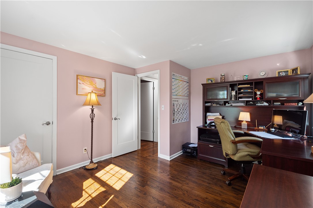 Upper St. Clair, Pennsylvania 15241, United States, 4 Bedrooms Bedrooms, ,3 BathroomsBathrooms,Residential,Pending,83821