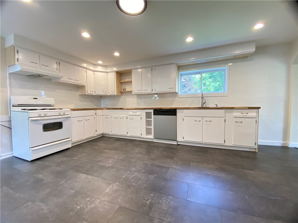 Fallowfield, Pennsylvania 16131, United States, 3 Bedrooms Bedrooms, ,1 BathroomBathrooms,Residential,Contingent,46546