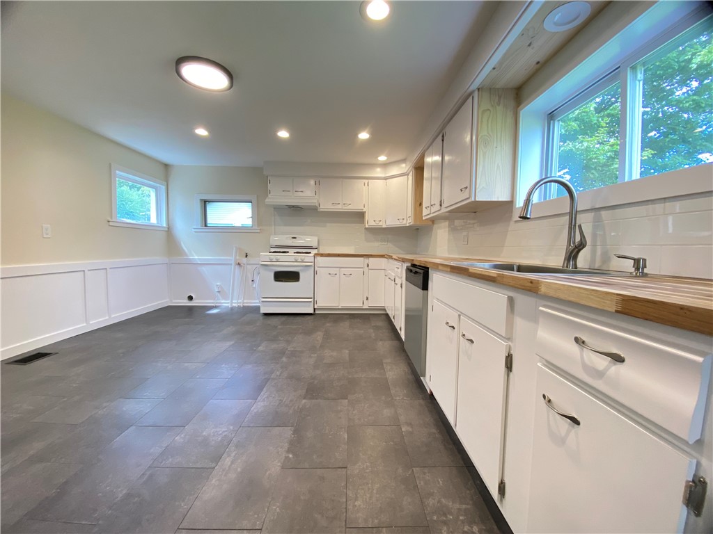 Fallowfield, Pennsylvania 16131, United States, 3 Bedrooms Bedrooms, ,1 BathroomBathrooms,Residential,Contingent,46546