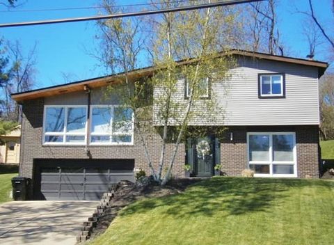 Photo of 1369 Falla Dr, Bethel Park, PA 15102 (MLS # 1748738)