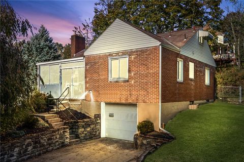 Photo of 1660 Arnold St, Pittsburgh, PA 15205 (MLS # 1729090)