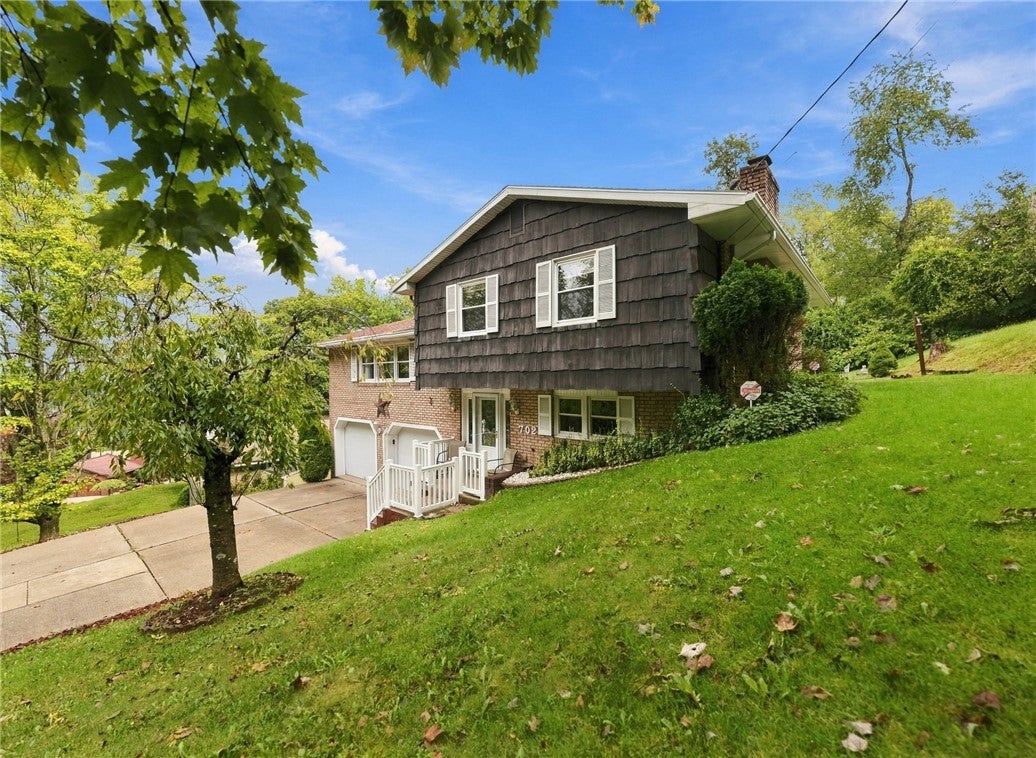 702 Woodside Dr