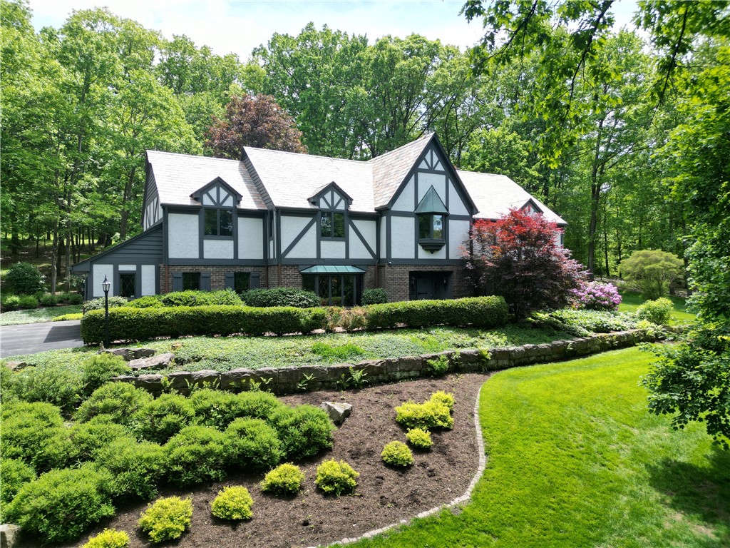 851 Chateau Dr Dr, Franklin, Pennsylvania image 1