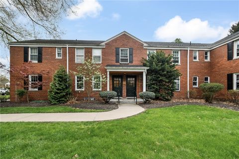 Photo of 834 Thorn St #17, Sewickley, PA 15143 (MLS # 1749409)