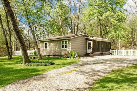 Photo of 2771 River Dr, Jamestown, PA 16134 (MLS # 1752805)