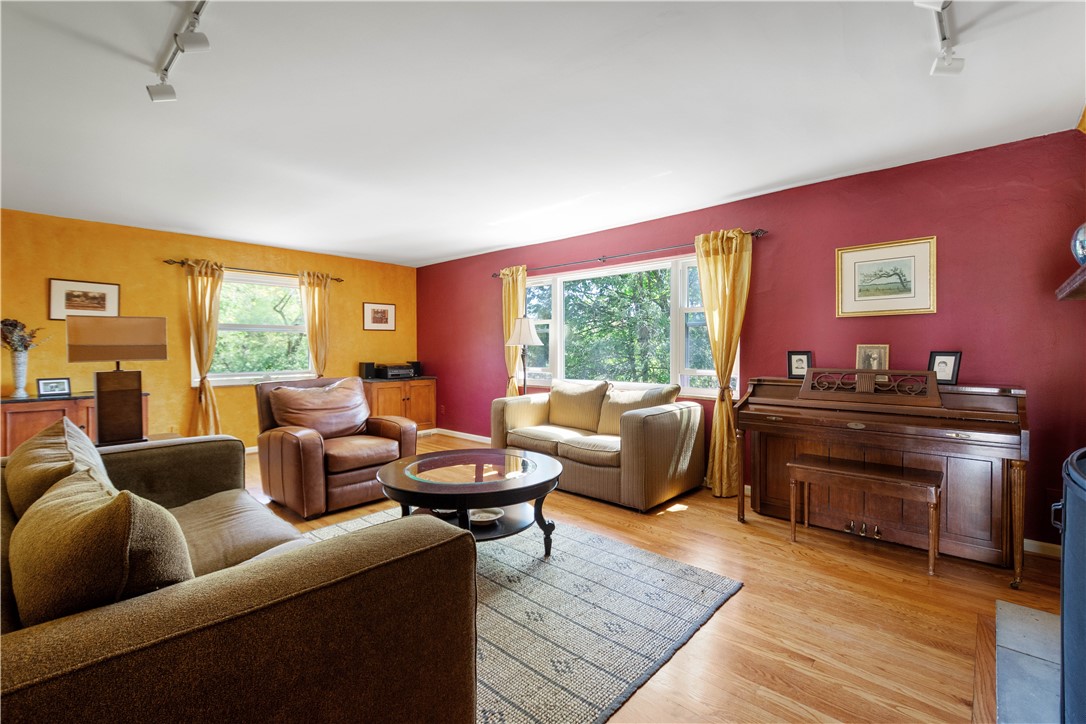 Mt. Lebanon, Pennsylvania 15228, United States, 4 Bedrooms Bedrooms, ,3 BathroomsBathrooms,Residential,Contingent,159997