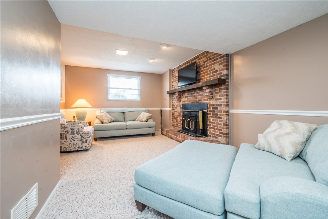 South Park, Pennsylvania 15129, United States, 3 Bedrooms Bedrooms, ,2 BathroomsBathrooms,Residential,Contingent,252272