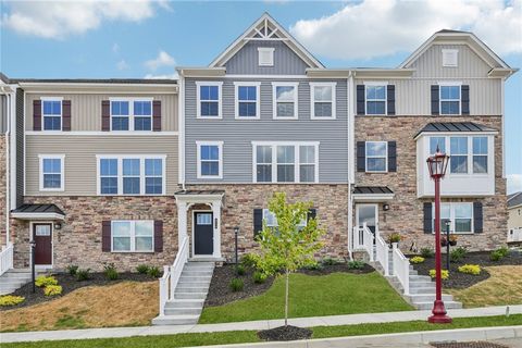 Photo of 414 Nolan Cir, Cranberry Twp, PA 16066 (MLS # 1743717)