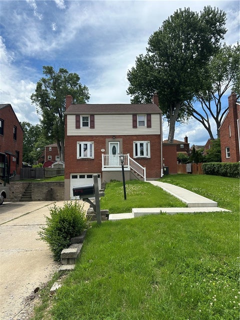 Photo of 2062 Elmbrook Ln, Pittsburgh, PA 15243 (MLS # 1758440)
