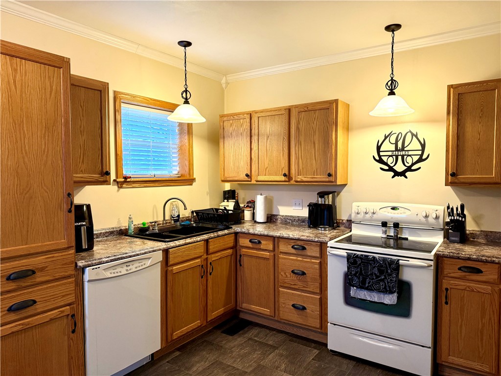 Pymatuning Twp, Pennsylvania 16154, United States, 2 Bedrooms Bedrooms, ,1 BathroomBathrooms,Residential,Contingent,10939