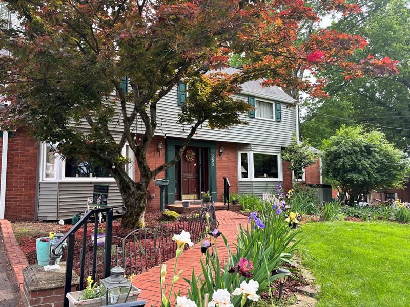 203 Glenfield Drive - Photo 2