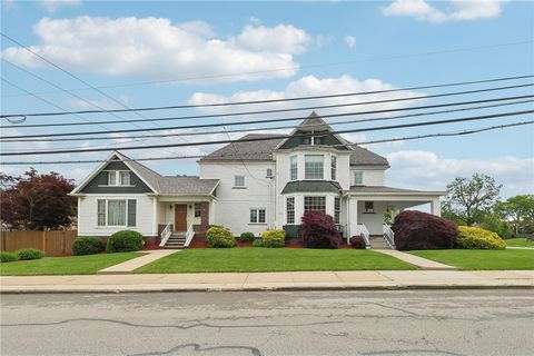 Photo of 134 4th St, Ellwood City, PA 16117 (MLS # 1735774)