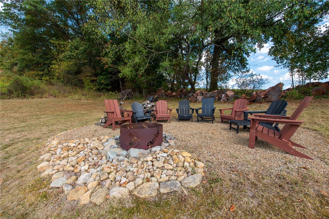 Allegheny Twp, Pennsylvania 15068, United States, 4 Bedrooms Bedrooms, ,3 BathroomsBathrooms,Residential,Contingent,216382