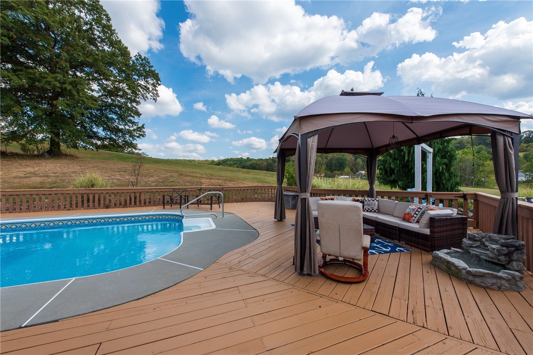 Allegheny Twp, Pennsylvania 15068, United States, 4 Bedrooms Bedrooms, ,3 BathroomsBathrooms,Residential,Contingent,216382