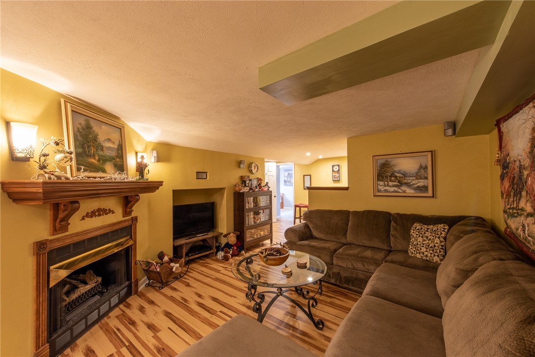 Allegheny Twp, Pennsylvania 15068, United States, 4 Bedrooms Bedrooms, ,3 BathroomsBathrooms,Residential,Contingent,216382