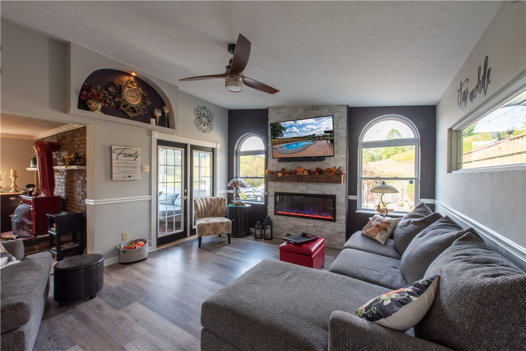 Allegheny Twp, Pennsylvania 15068, United States, 4 Bedrooms Bedrooms, ,3 BathroomsBathrooms,Residential,Contingent,216382