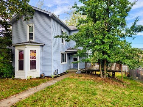 Photo of 104 W 6th St, Oil City, PA 16301 (MLS # 1724105)