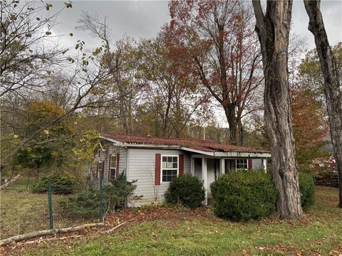 Photo of 333 Green Acres Ln, Ligonier, PA 15658 (MLS # 1728907)