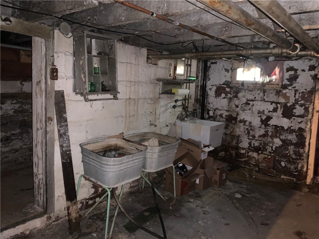 Photo 18 of 25 of 747 Frederick St house