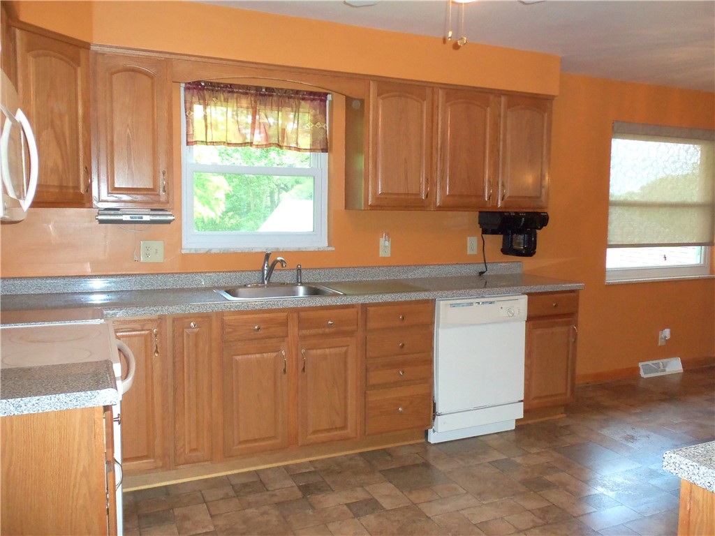 Smith, Pennsylvania 15021, United States, 3 Bedrooms Bedrooms, ,2 BathroomsBathrooms,Residential,Pending,155155