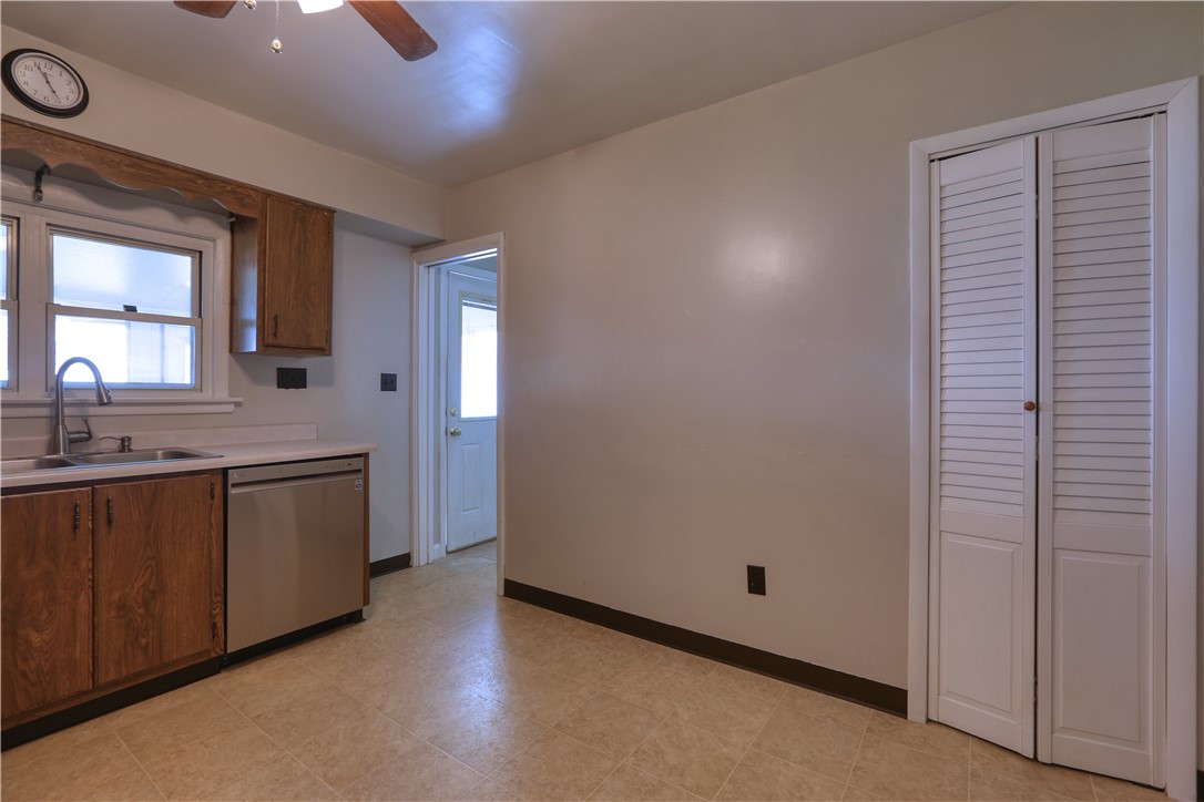 Aliquippa, Pennsylvania 15001, United States, 2 Bedrooms Bedrooms, ,2 BathroomsBathrooms,Residential,Contingent,138225