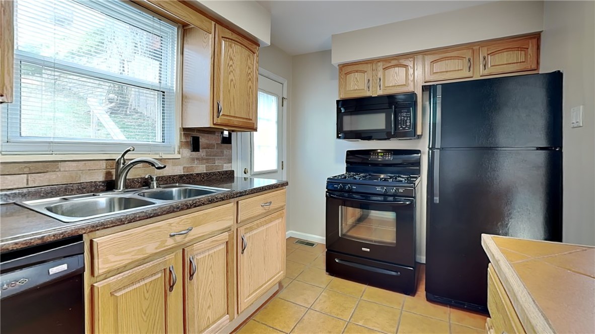 3249 Shadyway Dr, Brentwood, Pennsylvania image 15