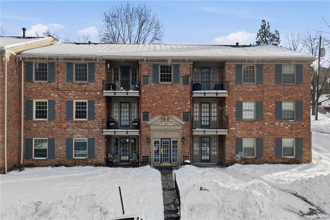 Photo of 940 Adam Dr #E, Pittsburgh, PA 15216 (MLS # 1738808)