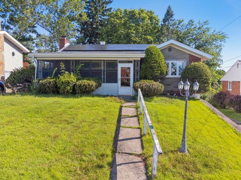 Photo of 318 Dunbar Dr, Pittsburgh, PA 15235 (MLS # 1761798)