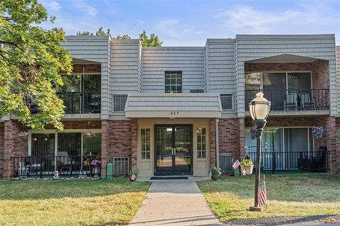 Photo of 605 Calais Dr #301, Pittsburgh, PA 15237 (MLS # 1723766)