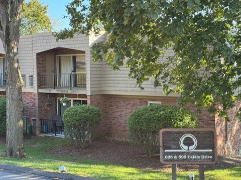 Photo of 605 Calais Dr #301, Pittsburgh, PA 15237 (MLS # 1723766)