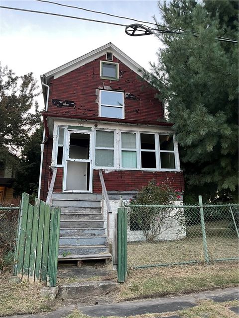 802 Wallis Ave Farrell PA 16121