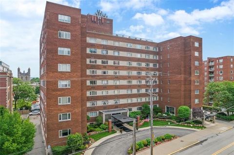 Photo of 128 N Craig St #611, Pgh, PA 15213 (MLS # 1747033)