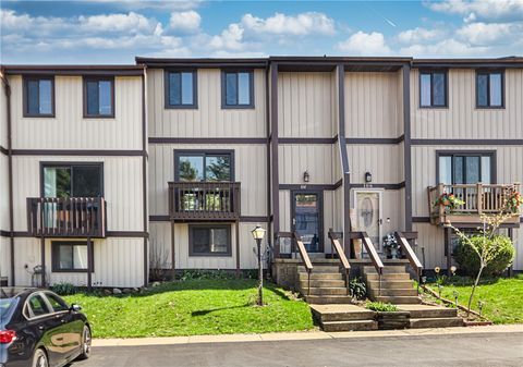 Photo of 104 Bellwood Ct, Cranberry Twp, PA 16066 (MLS # 1748405)