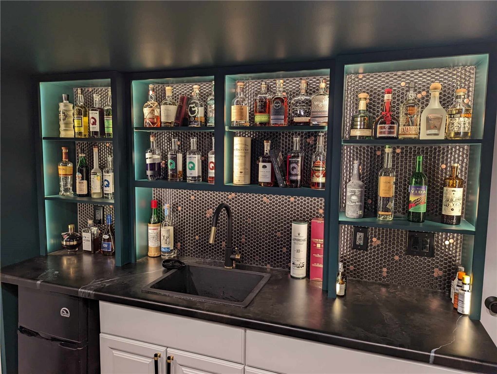 Scott Twp - Sal, Pennsylvania 15243, United States, 3 Bedrooms Bedrooms, ,3 BathroomsBathrooms,Residential,Active,132655