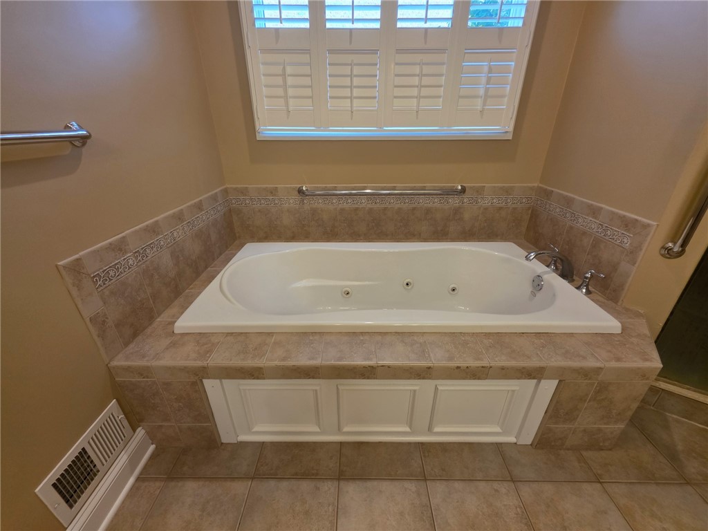 Allegheny West, Pennsylvania 15108, United States, 4 Bedrooms Bedrooms, ,5 BathroomsBathrooms,Residential,Contingent,212356