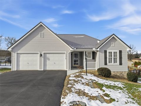 Photo of 1318 Deerfield Ln, Leechburg, PA 15656 (MLS # 1734991)