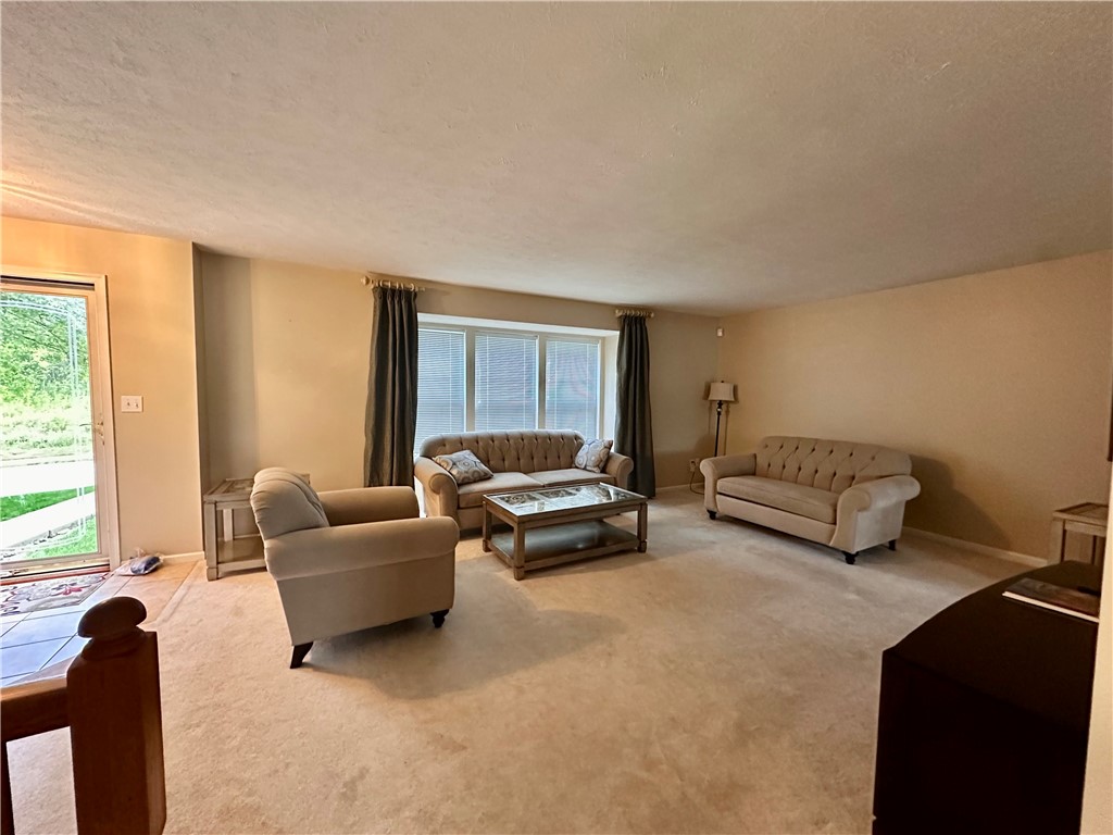 143 Blue Grass Circle Cir, Monroeville, Pennsylvania image 3